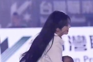 被她装到了！🙈野球场肘姐：你就说这球是不是绝杀吧！