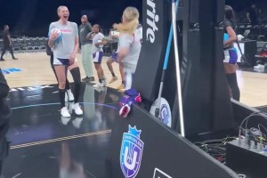 怎么还掀球衣庆祝的🙈佩奇后场超远飙中！布林克疯狂欢呼~