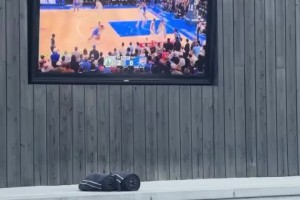 老炮看雷霆！保罗社媒晒：泳池🏊+比赛🏀，有人现在在看吗？