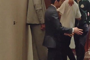 网友在饭店偶遇易建联！看这状态好像喝多了，都靠墙了😂